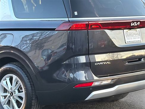 Used 2023 Kia Carnival LX image 7