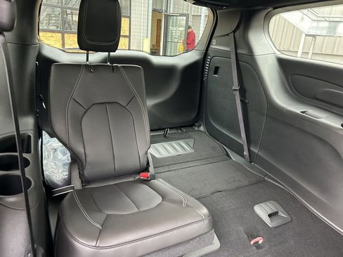 New 2026 Chrysler Pacifica Select image 37