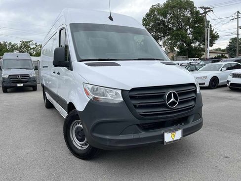 Used 2022 Mercedes-Benz Sprinter 2500 image 4