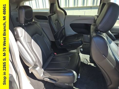 Used 2023 Chrysler Pacifica Touring-L FWD image 39