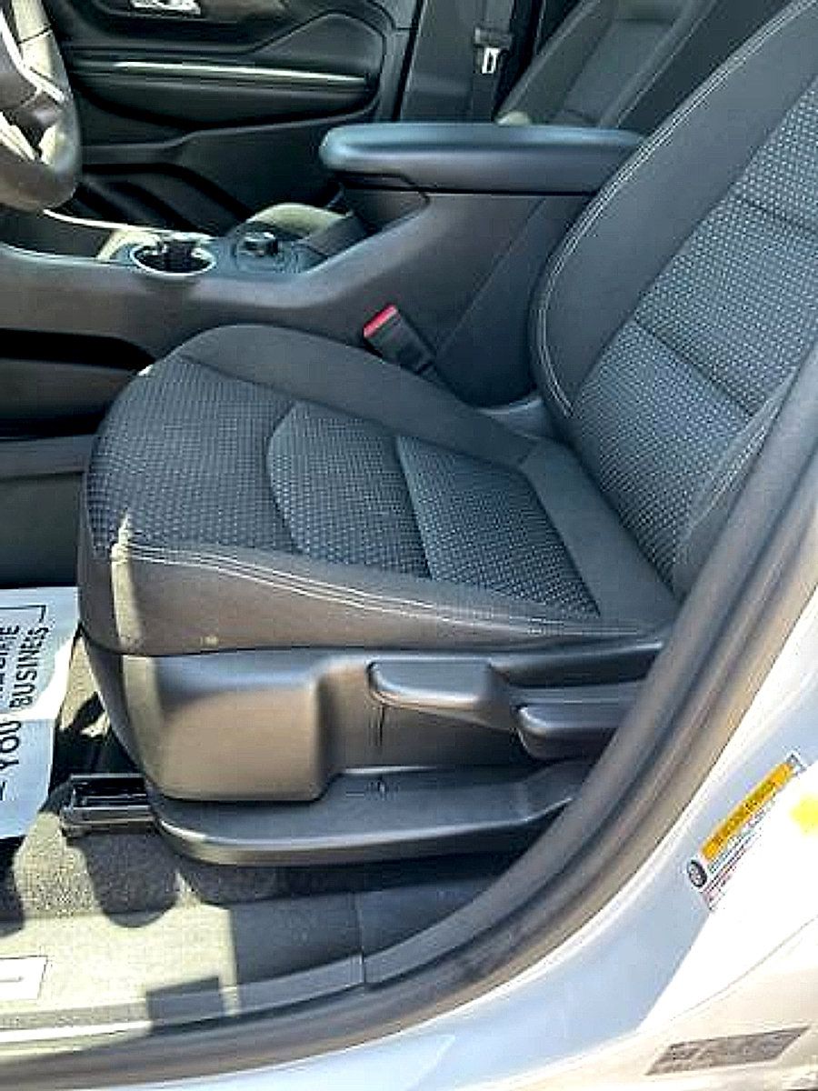 Used 2023 GMC Terrain SLE w/ Elevation Edition FWD image 9