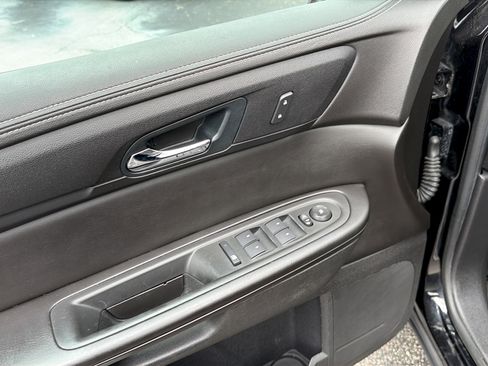 Used 2016 Chevrolet Traverse LT w/ Style and Technology Package FWD image 14