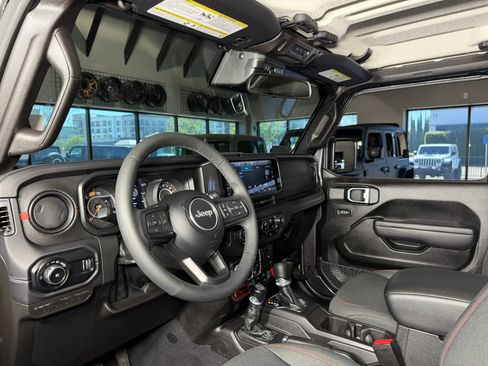 Used 2025 Jeep Wrangler Unlimited Rubicon image 15