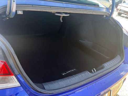 Used 2022 Hyundai Elantra SEL w/ Preferred Accessory Package FWD image 16