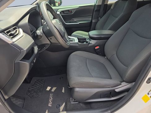 Used 2021 Toyota RAV4 LE FWD image 11