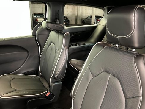 New 2026 Chrysler Pacifica Limited w/ Trailer Tow Group image 19