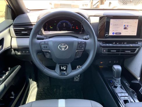 Used 2025 Toyota Camry SE w/ Convenience Package image 6