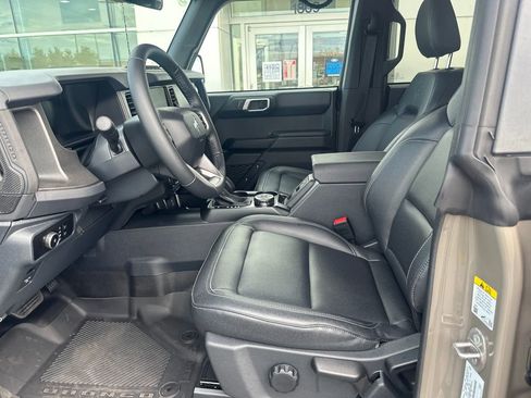 Used 2025 Ford Bronco Badlands image 9