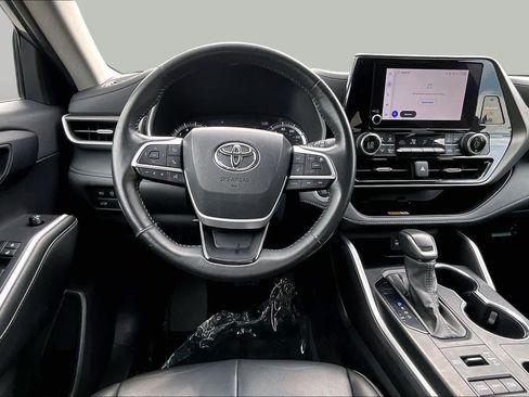 Used 2024 Toyota Highlander XLE AWD/4WD image 6