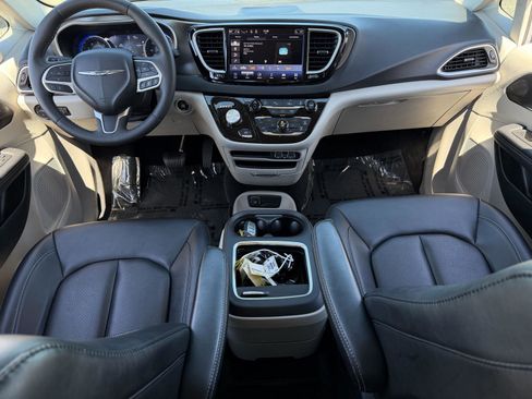 Used 2024 Chrysler Pacifica Touring-L FWD image 6