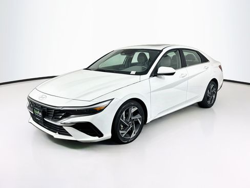 Used 2025 Hyundai Elantra SEL FWD image 3