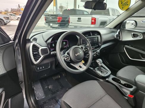 Used 2023 Kia Soul LX w/ LX Technology Package image 2