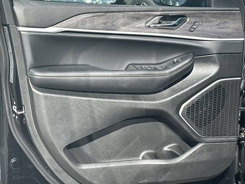 New 2025 Jeep Grand Cherokee Limited w/ Black Appearance Package image 10