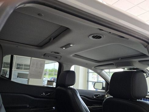 Used 2022 GMC Acadia SLT w/ Technology Package AWD/4WD image 9
