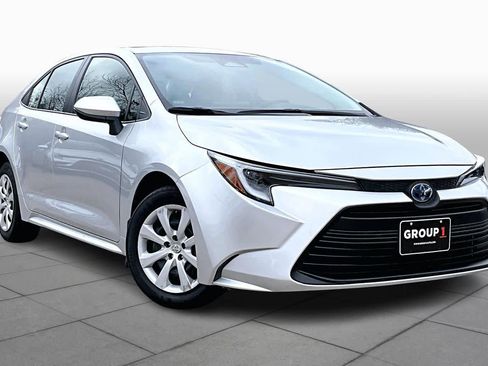 Used 2025 Toyota Corolla LE image 3