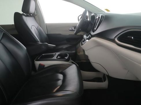 Used 2022 Chrysler Pacifica Touring-L FWD image 32