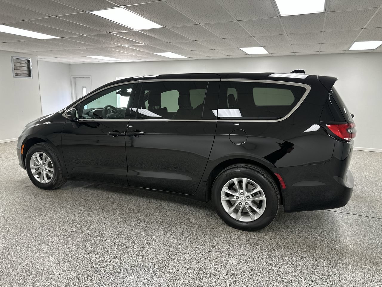 Used 2026 Chrysler Pacifica Select AWD/4WD image 6
