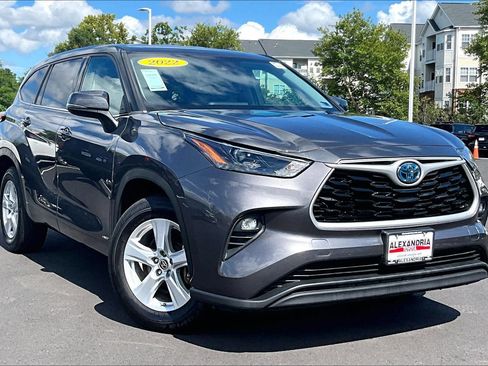 Used 2022 Toyota Highlander LE AWD/4WD image 2