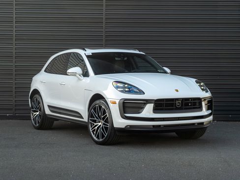 Certified 2026 Porsche Macan AWD/4WD image 10