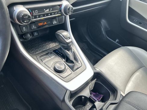 Used 2021 Toyota RAV4 XLE Premium image 29
