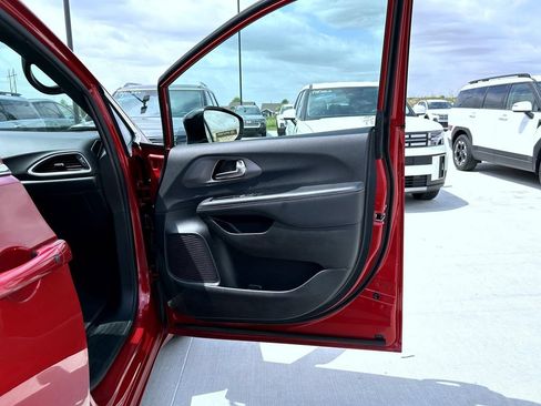 Used 2025 Chrysler Pacifica Select FWD image 17