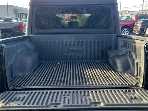 Used 2022 Jeep Gladiator Sport image 12