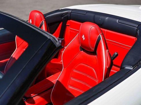 Used 2015 Ferrari California T RWD image 22