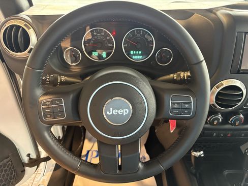 Used 2018 Jeep Wrangler Unlimited Sahara w/ Connectivity Group AWD/4WD image 15