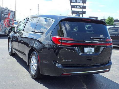 Used 2023 Chrysler Pacifica Touring-L FWD image 2