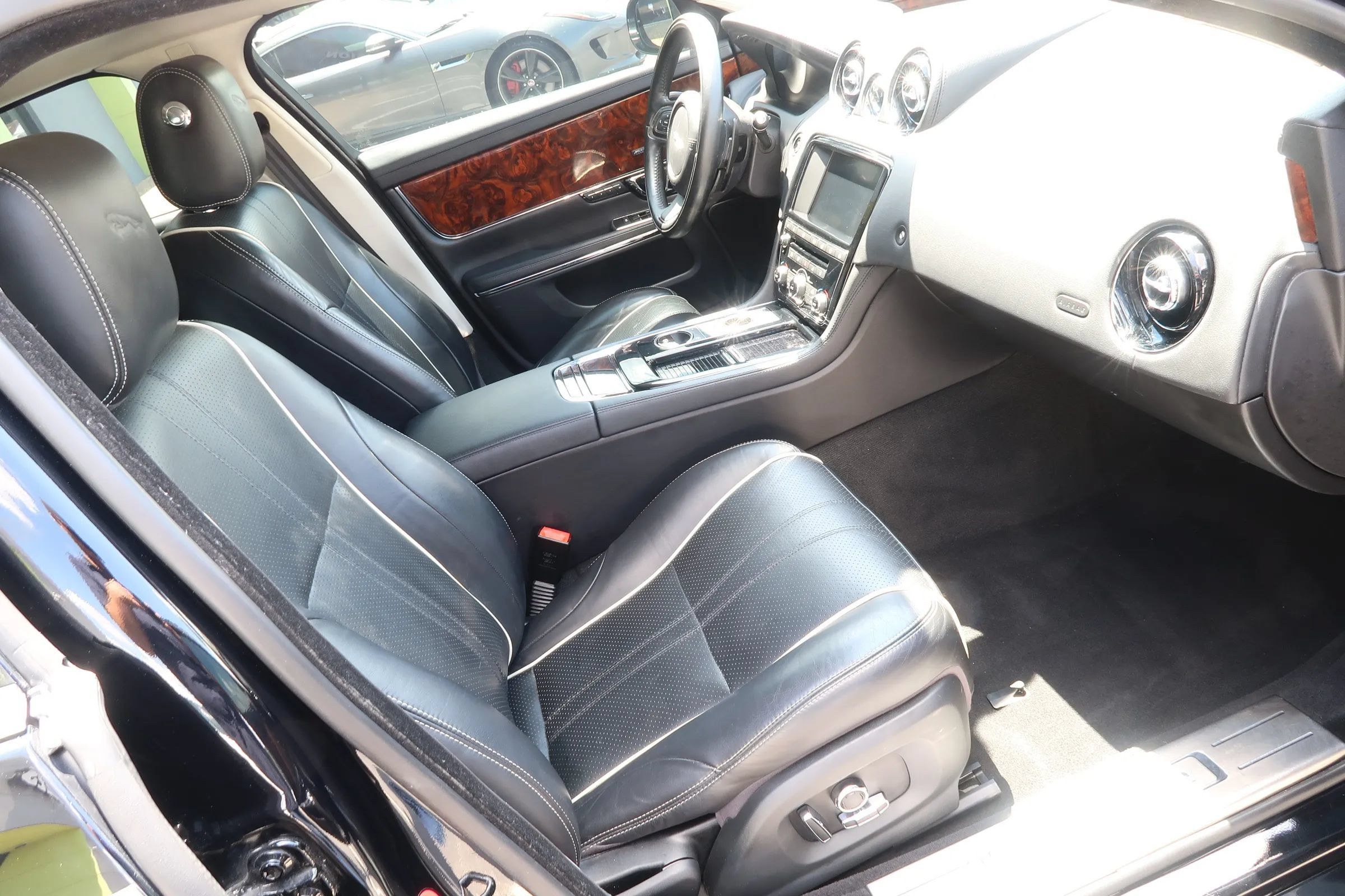 Used 2017 Jaguar XJ R-Sport RWD image 21