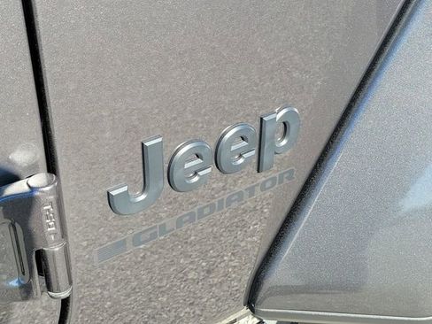 Used 2023 Jeep Gladiator Willys image 7