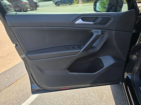 Used 2021 Volkswagen Tiguan SE image 10