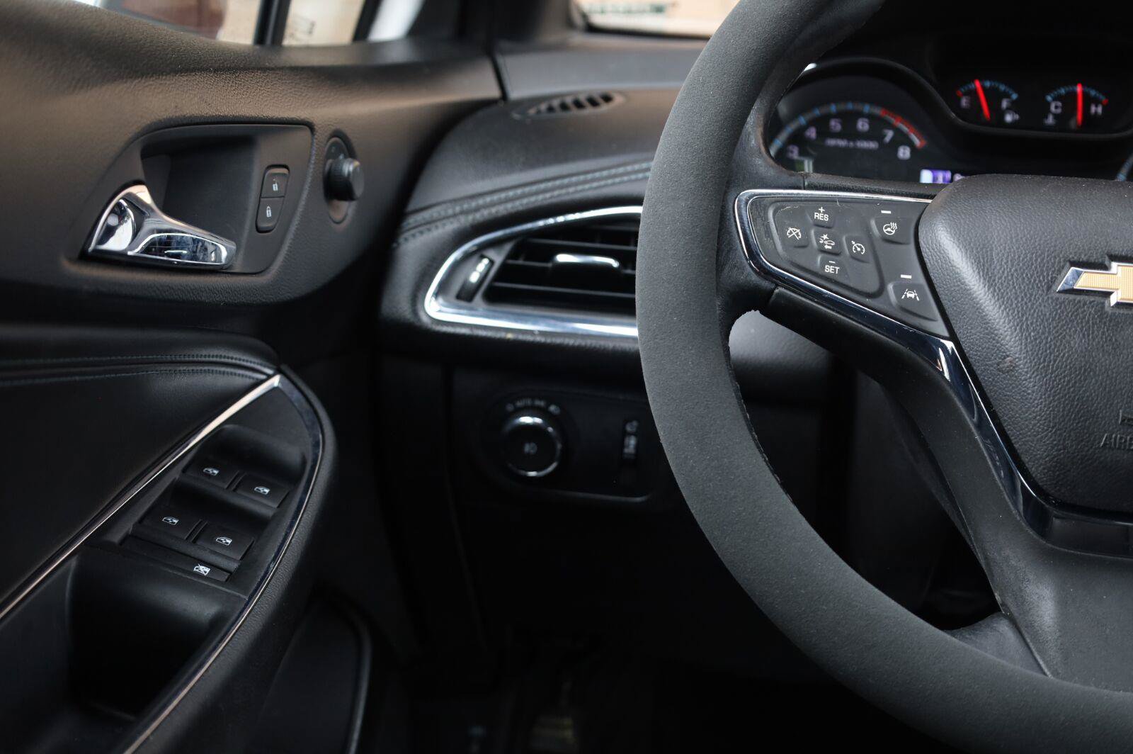 Used 2018 Chevrolet Cruze Premier FWD image 31