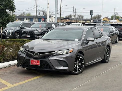 Used 2018 Toyota Camry SE w/ Convenience Package image 2