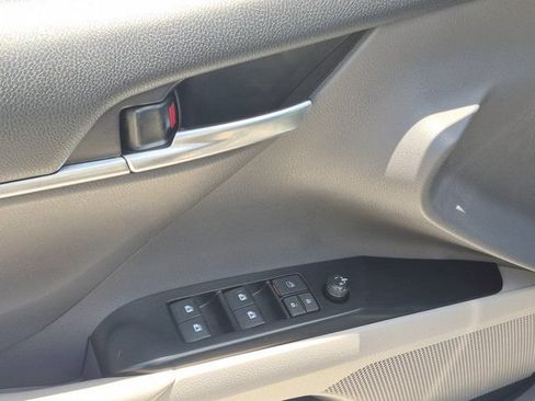 Used 2018 Toyota Camry SE FWD image 14