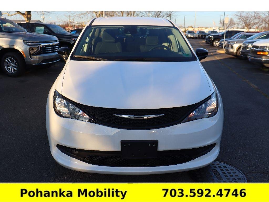 Used 2024 Chrysler Voyager LX FWD image 4