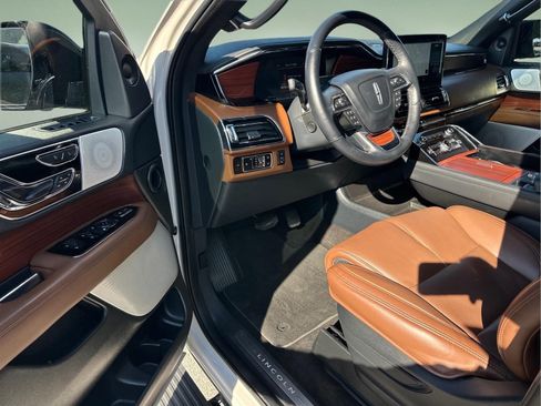 Used 2024 Lincoln Navigator Reserve AWD/4WD image 10