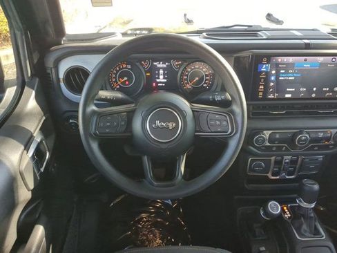 Used 2025 Jeep Gladiator Sport AWD/4WD image 12