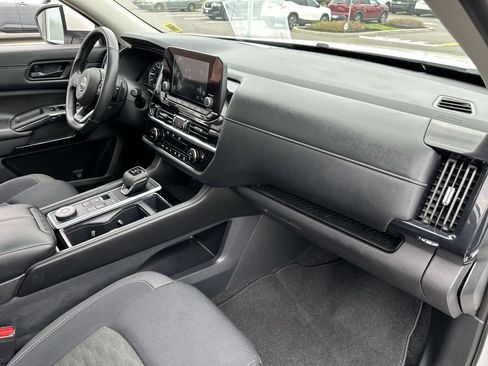 Certified 2024 Nissan Pathfinder SV w/ SV Premium Package AWD/4WD image 30