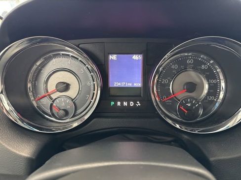 Used 2013 Chrysler Town & Country Touring image 34