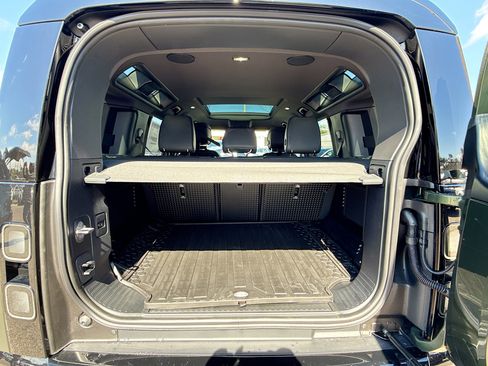 New 2026 Land Rover Defender 110 X-Dynamic SE image 12