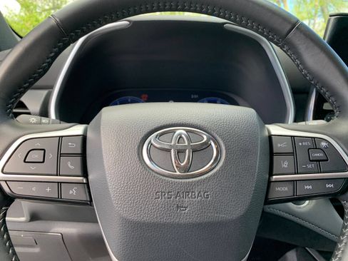 Used 2025 Toyota Highlander XSE AWD/4WD image 29
