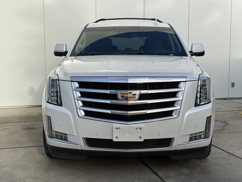 Used 2019 Cadillac Escalade Premium Luxury image 3