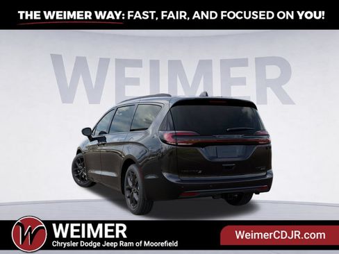 New 2027 Chrysler Pacifica Limited w/ Trailer Tow Group AWD/4WD image 3