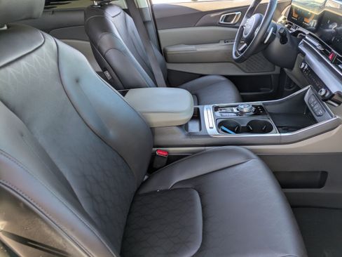 Certified 2025 Kia Carnival EX image 12