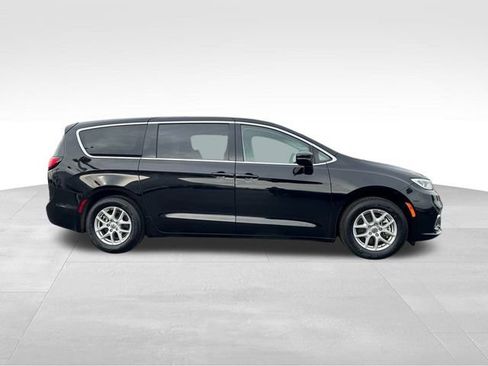Used 2024 Chrysler Pacifica Touring-L image 2