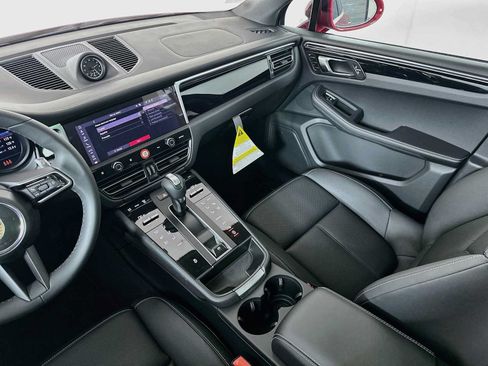 Certified 2025 Porsche Macan AWD/4WD image 24