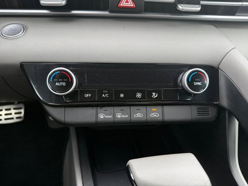 Certified 2025 Hyundai Elantra Sport image 18