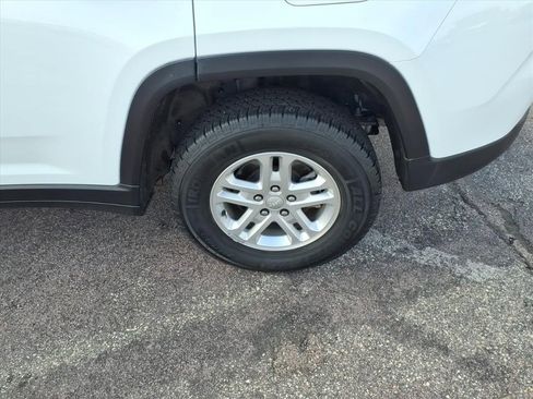 Used 2023 Jeep Grand Cherokee Laredo image 21