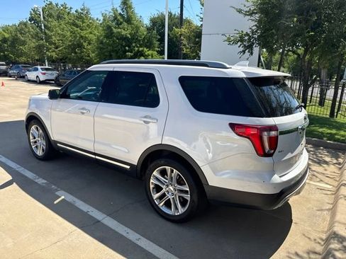 Used 2017 Ford Explorer XLT w/ Equipment Group 202A FWD image 3